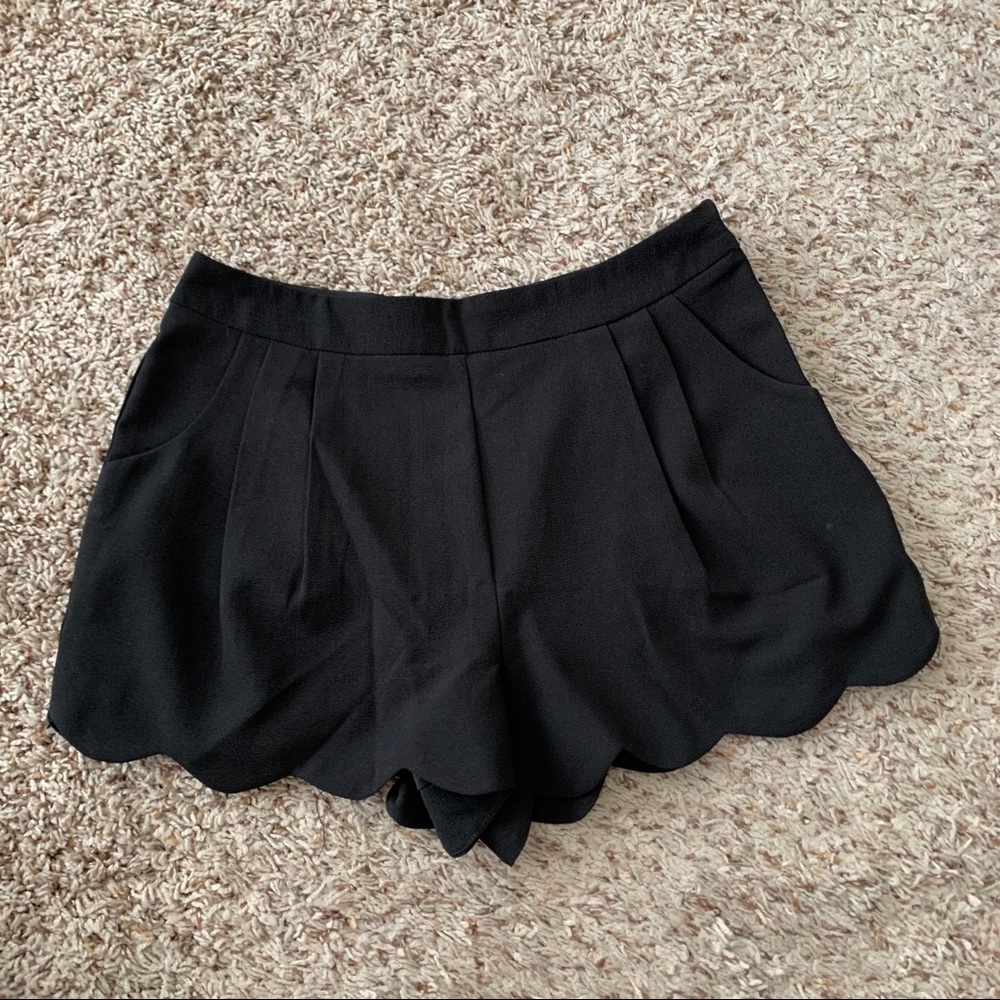 Lush scallop shorts